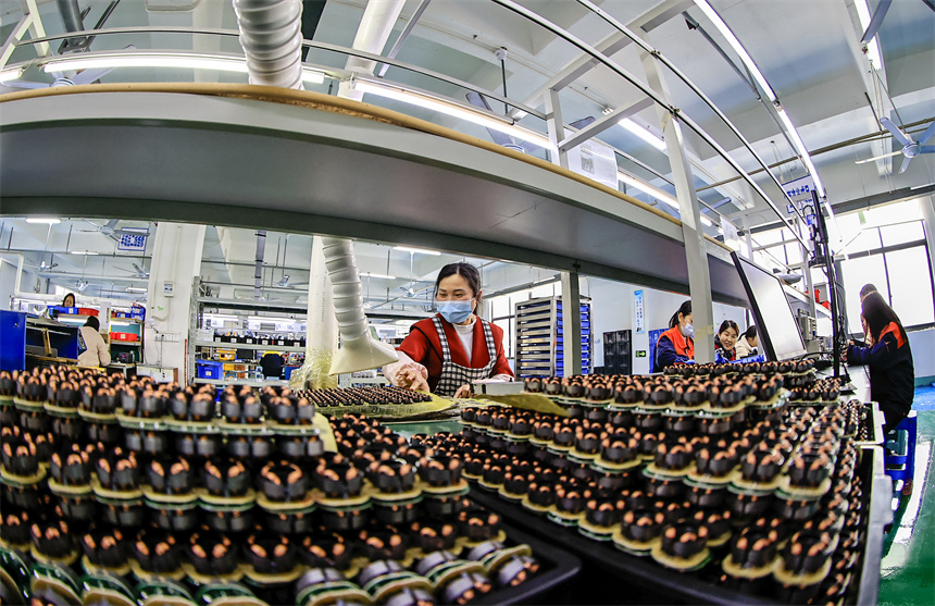 工人正在趕制訂單產品。吳江攝
