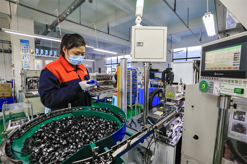 工人正在趕制訂單產品。吳江攝