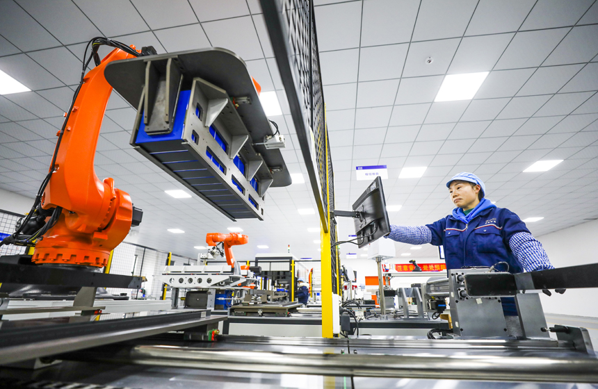 工人在智能化生產車間裝配儲能電池。謝東攝