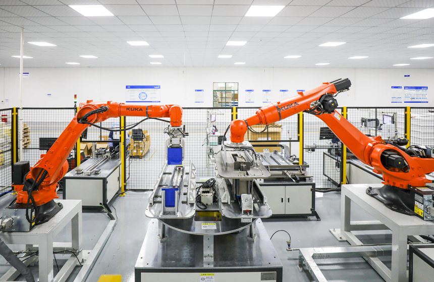 工人在智能化生產車間裝配儲能電池。謝東攝