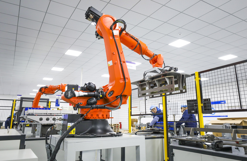 工人在智能化生產車間裝配儲能電池。謝東攝