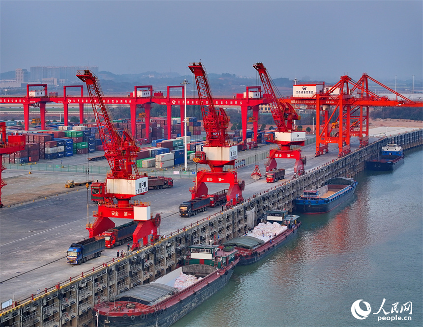 南昌市龍頭崗綜合碼頭，起重機來回裝運化肥，工人在作業一線忙碌。人民網 朱海鵬攝