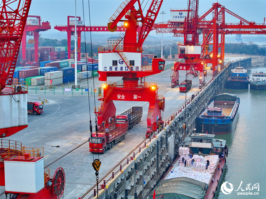 南昌市龍頭崗綜合碼頭，起重機來回裝運化肥，工人在作業一線忙碌。人民網 朱海鵬攝