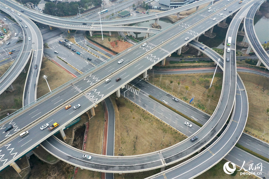 江西省南昌市紅谷灘區的城市道路與環城快速路縱橫交織。 人民網記者 時雨攝