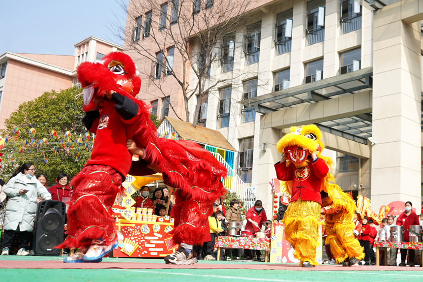 上高縣第八幼兒園的孩子們正在表演舞獅。陳旗海攝