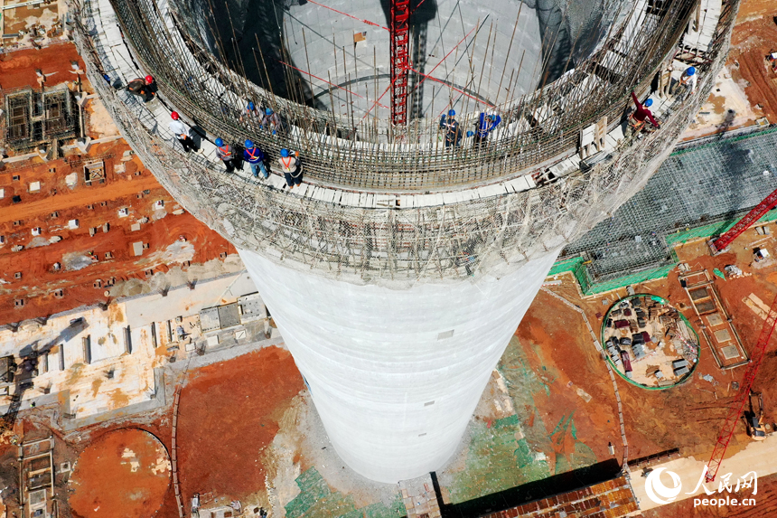項目建設現場，工人們正在百米高的施工場地忙碌。 人民網記者 時雨攝
