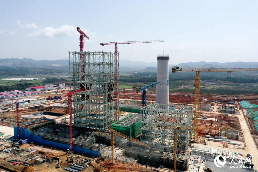 江西省宜春市上高縣的江西贛能上高2×1000MW清潔煤電項目建設現場。 人民網記者 時雨攝