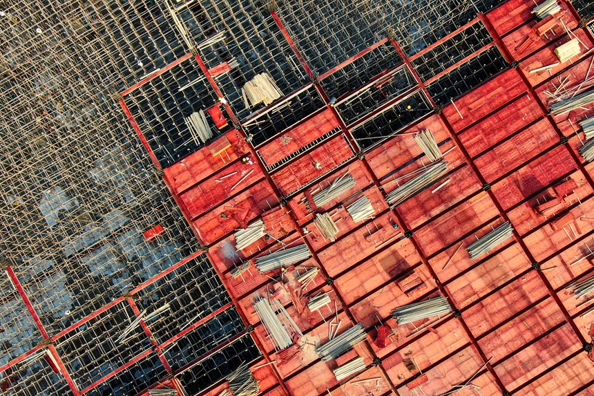 工程人員正在搶抓工期趕進度。詹繼成攝