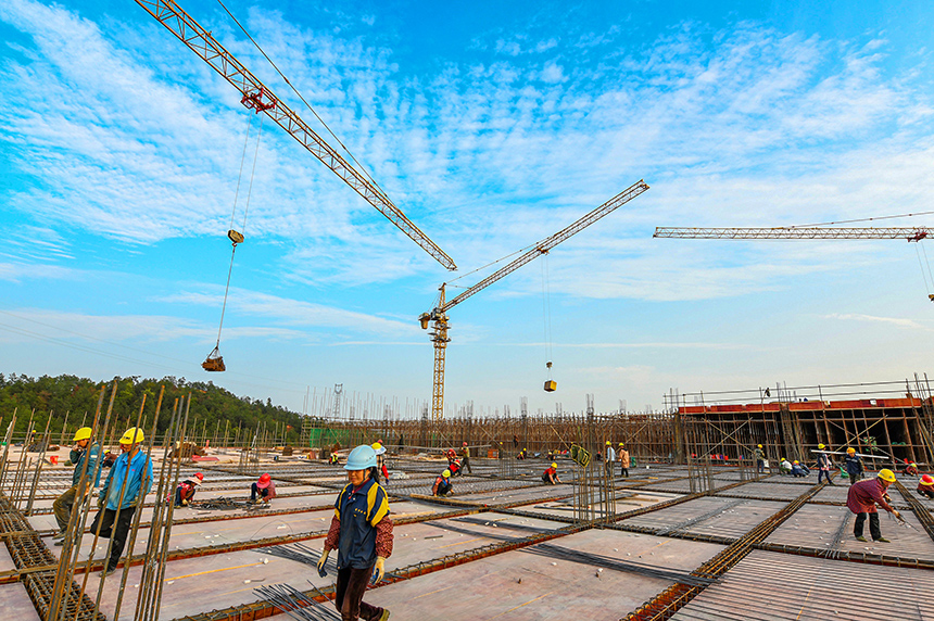 工程人員正在搶抓工期趕進度。詹繼成攝