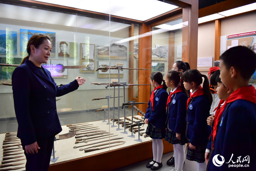 紀念館講解員為學生們講述先烈們的革命故事。 人民網記者 時雨攝