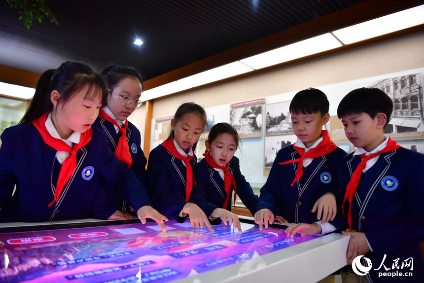 學生們在紀念館展廳通過科技設備了解先烈們的革命故事。 人民網記者 時雨攝