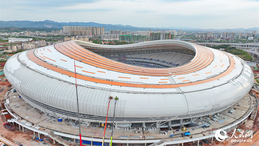 贛州市全民健身中心一期項目，工人在加緊施工。人民網 朱海鵬攝