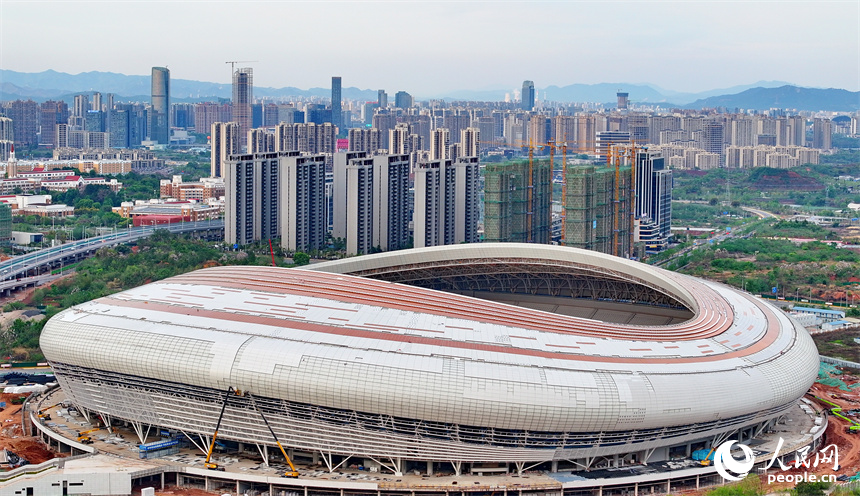 贛州市全民健身中心一期項目，工人在加緊施工。人民網 朱海鵬攝