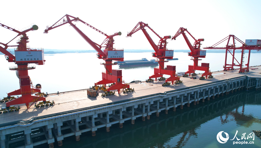 江西南昌港東新港區姚灣作業區綜合碼頭，船來船往，一派繁忙景象。人民網記者 毛思遠攝