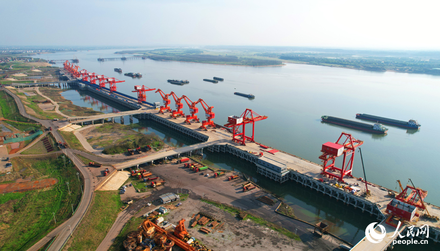 江西南昌港東新港區姚灣作業區綜合碼頭，船來船往，一派繁忙景象。人民網記者 毛思遠攝