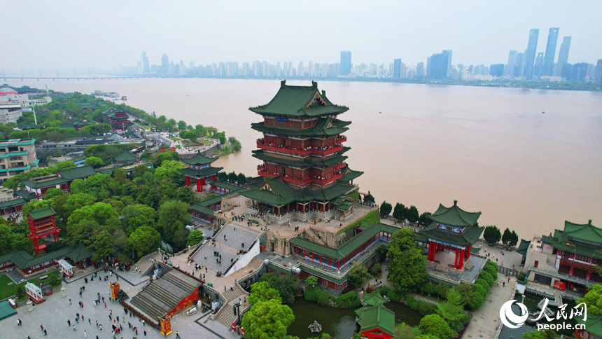 4月6日，贛江水位持續上漲，從滕王閣遠眺，江水渾濁湍急。人民網記者 毛思遠攝