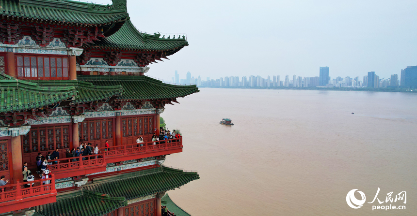 4月6日，贛江水位持續上漲，從滕王閣遠眺，江水渾濁湍急。人民網記者 毛思遠攝