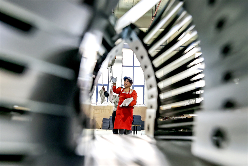 在湖口縣一家金屬制品加工廠里，工人正在生產線上忙碌。吳江攝