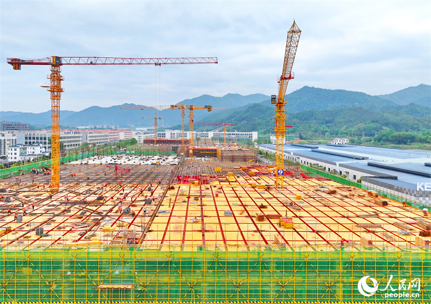 贛州市全南縣的一處標準化廠房項目工地，各作業區工人施工忙。人民網 朱海鵬攝