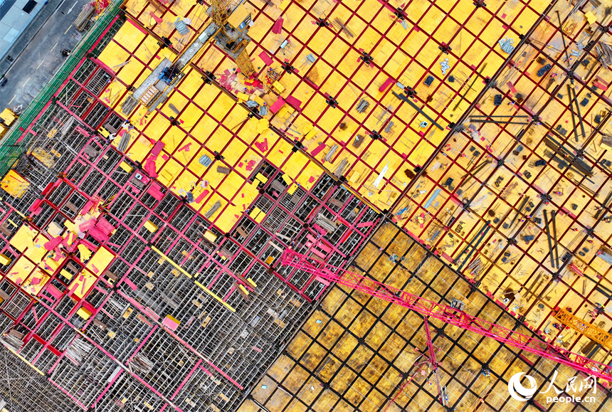 贛州市全南縣的一處標準化廠房項目工地，各作業區工人施工忙。人民網 朱海鵬攝