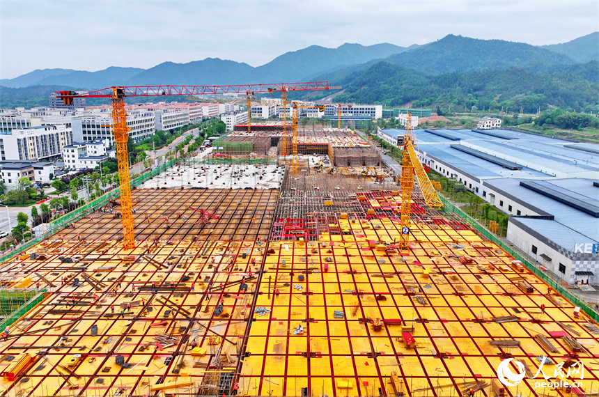 贛州市全南縣的一處標準化廠房項目工地，各作業區工人施工忙。人民網 朱海鵬攝