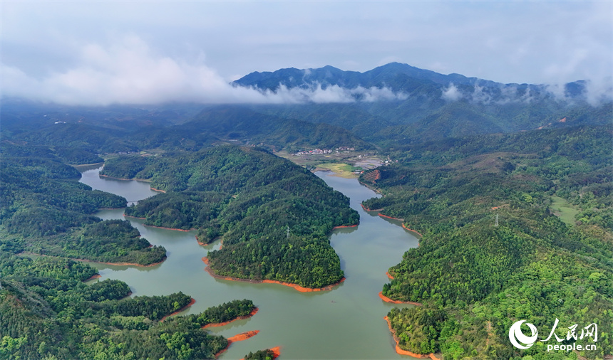 贛州市寧都縣梅江鎮竹坑水庫，群峰疊翠、云霧繚繞，生態風光美不勝收。人民網 朱海鵬攝