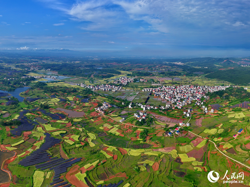 吉安市永新縣蓮洲鄉，阡陌縱橫，房屋林立，鄉村美景怡人。人民網 朱海鵬攝