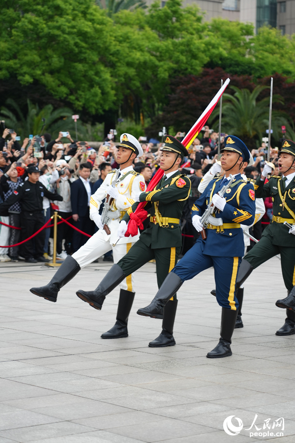 國旗護衛隊邁著堅定步伐走過八一廣場。人民網記者 毛思遠攝