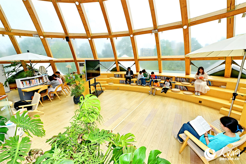 市民在南昌縣蓮花書屋閱讀。人民網 朱海鵬攝