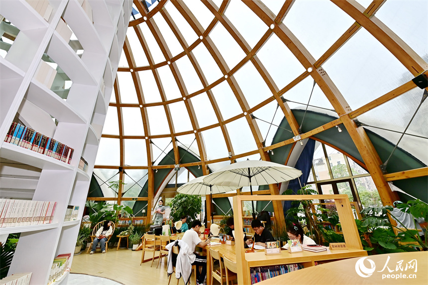 市民在南昌縣蓮花書屋閱讀。人民網 朱海鵬攝