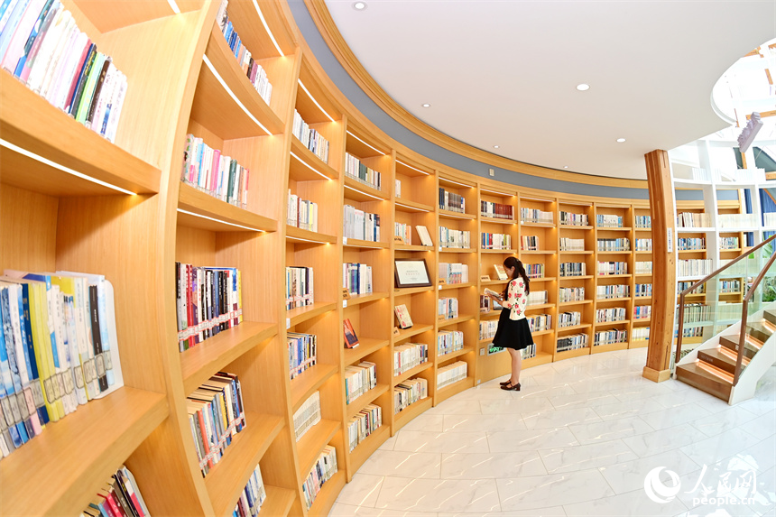 市民在南昌縣蓮花書屋閱讀。人民網 朱海鵬攝