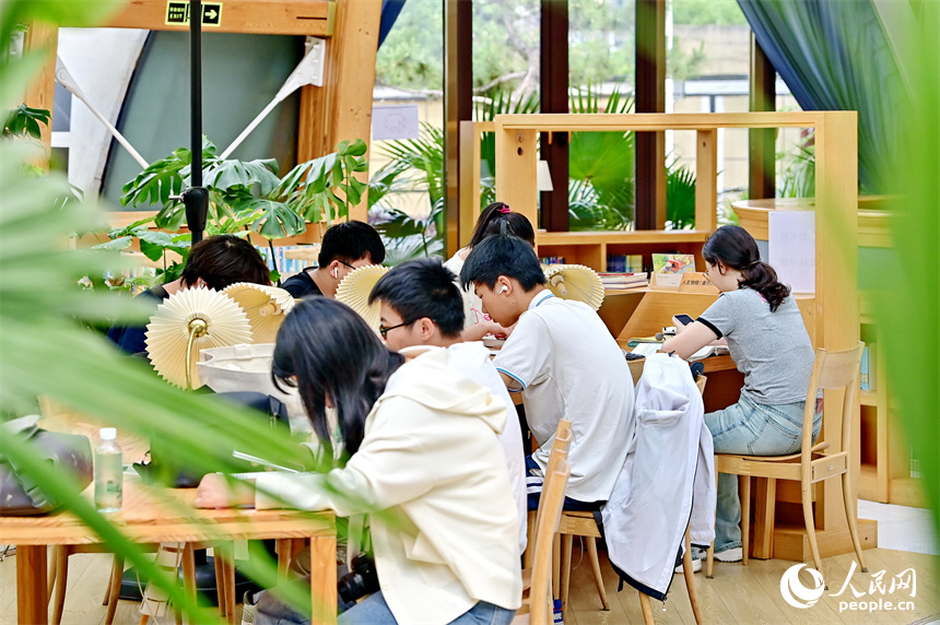 市民在南昌縣蓮花書屋閱讀。人民網 朱海鵬攝