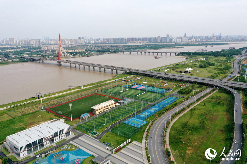 贛江邊的荒廢灘涂被打造成為體育公園，市民健身休閑多了一個好去處。人民網記者 時雨攝
