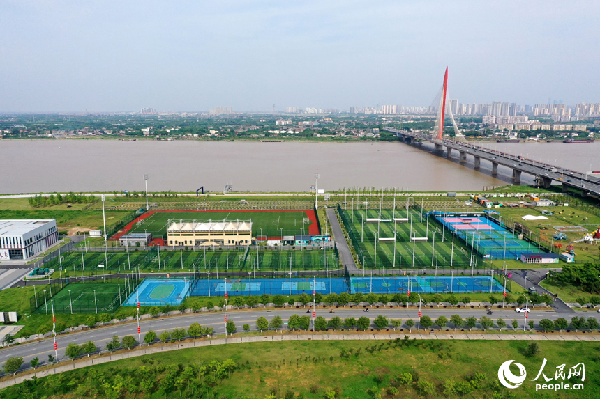 贛江邊的荒廢灘涂被打造成為體育公園，市民健身休閑多了一個好去處。人民網記者 時雨攝