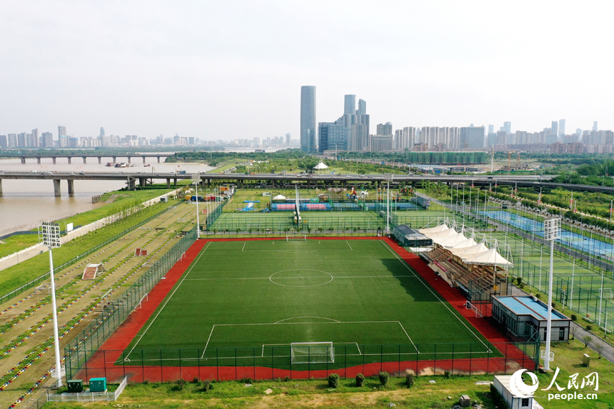 贛江邊的荒廢灘涂被打造成為體育公園，市民健身休閑多了一個好去處。人民網記者 時雨攝