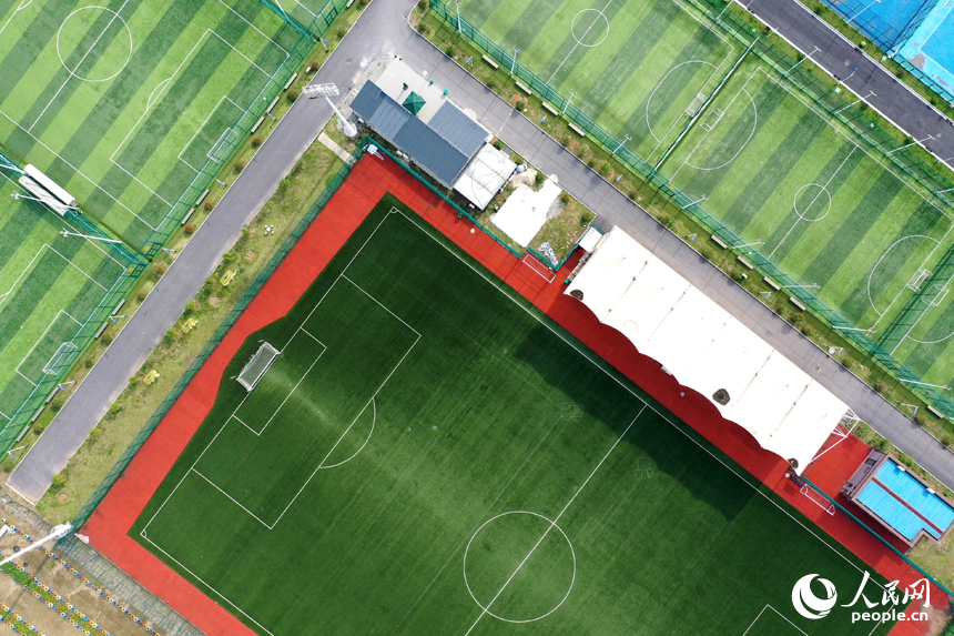 贛江邊的荒廢灘涂被打造成為體育公園，市民健身休閑多了一個好去處。人民網記者 時雨攝