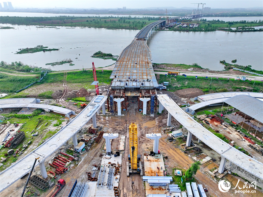 豐城市紫云大橋施工現場，建設者在加緊進行主纜和橋板安裝施工。人民網 朱海鵬攝