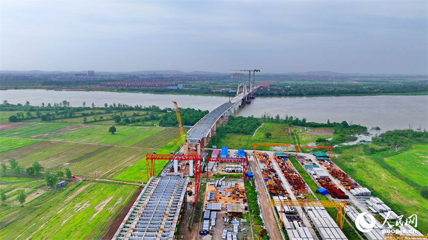 豐城市紫云大橋施工現場，建設者在加緊進行主纜和橋板安裝施工。人民網 朱海鵬攝