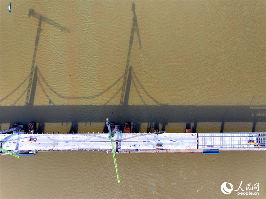 豐城市紫云大橋施工現場，建設者在加緊進行主纜和橋板安裝施工。人民網 朱海鵬攝