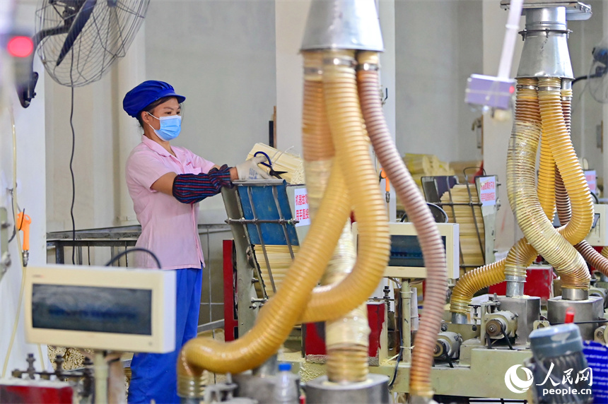 宜春市宜豐縣玉竹竹業有限公司車間內，工人在加工出口東南亞國家的竹筷產品。人民網 朱海鵬攝