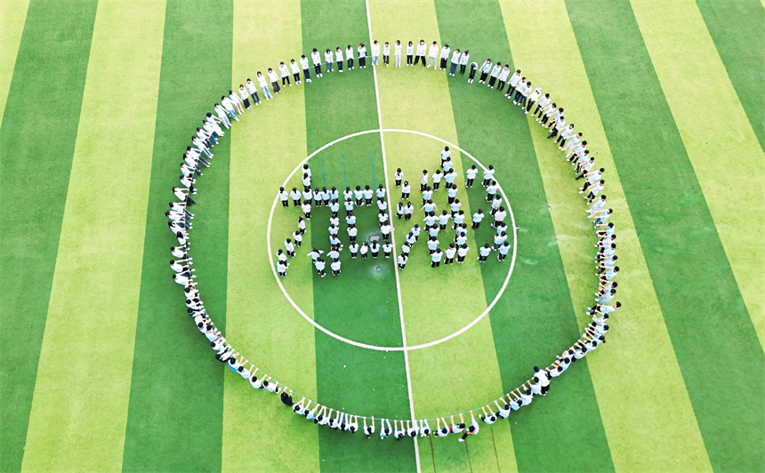 學生們擺出“加油”字樣，祝福今年高考取得好成績。呂春華攝