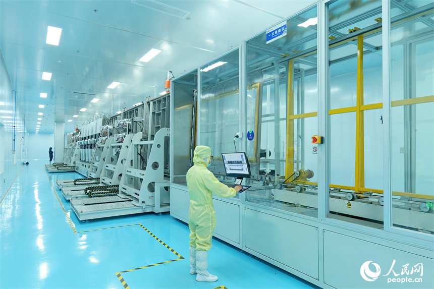 安遠縣產城新區的一家光電科技有限公司智能化生產車間內，技術工人在調試新型生產設備。人民網 朱海鵬攝
