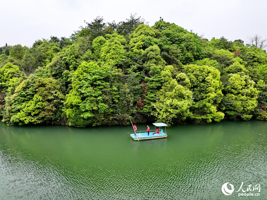 環保志愿者在贛州市安遠縣三百山鎮河道內巡河。人民網 朱海鵬攝