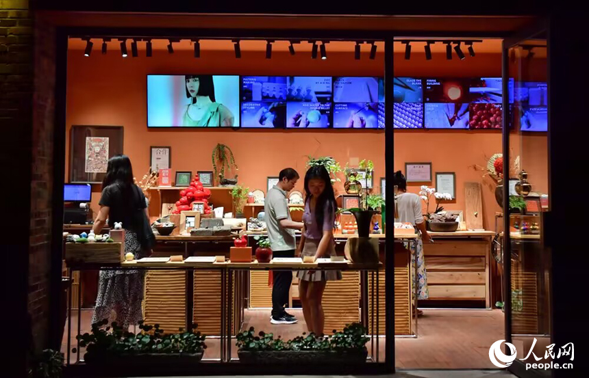 5月26日，景德鎮陶溪川創意集市內，各色創意新瓷吸引游客駐足。人民網記者 時雨攝