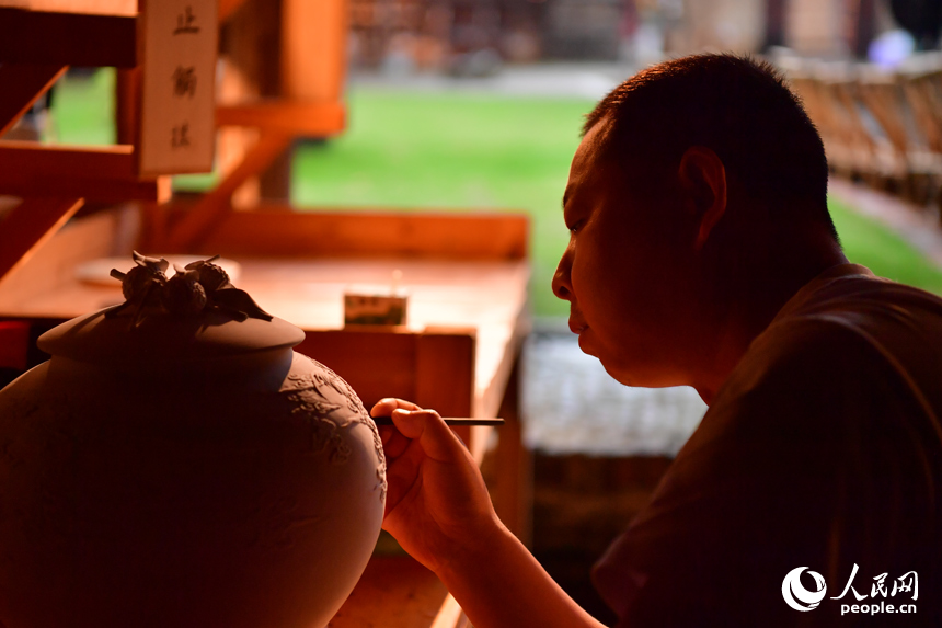 在江西省景德鎮陶陽里歷史文化街區，年輕一代的制瓷藝人正在創作作品。人民網記者 時雨攝