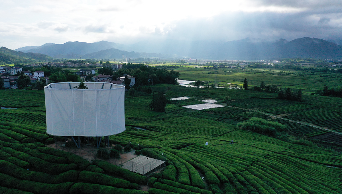 藝術品《大地之燈》與茶園相得益彰