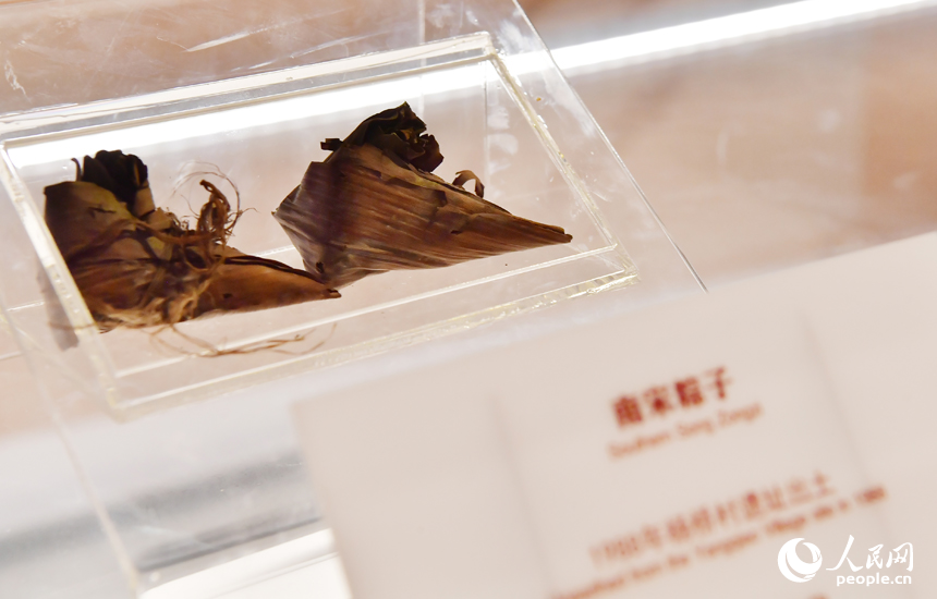 德安縣博物館內展出的距今已有750年、南宋時期的實物粽子。人民網記者 時雨攝