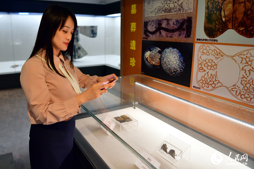 德安縣博物館內，游客正在拍攝展柜里的“南宋粽子”。人民網記者 時雨攝