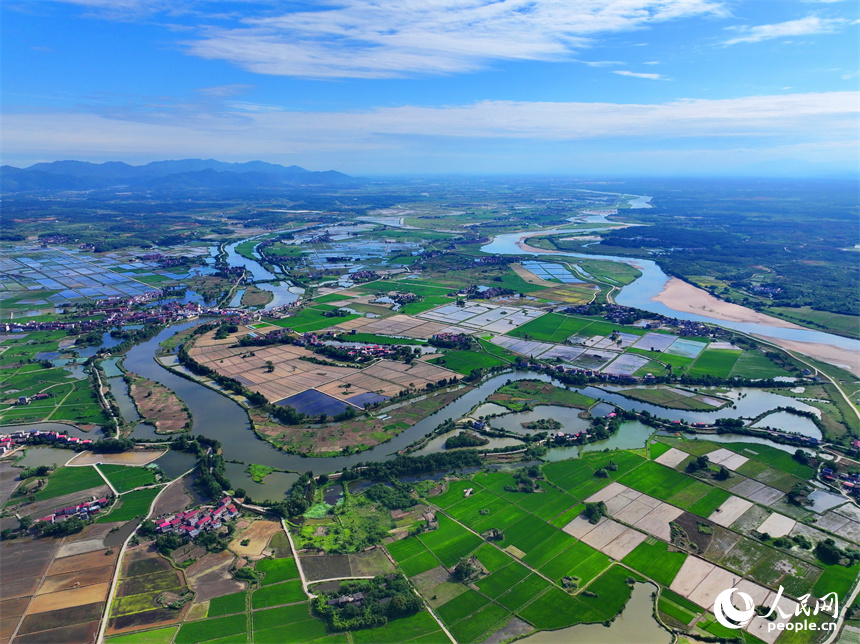 九江市永修縣馬口鎮一帶，蓄水翻耕后的高標準農田如同大自然的“調色盤”。人民網 朱海鵬攝