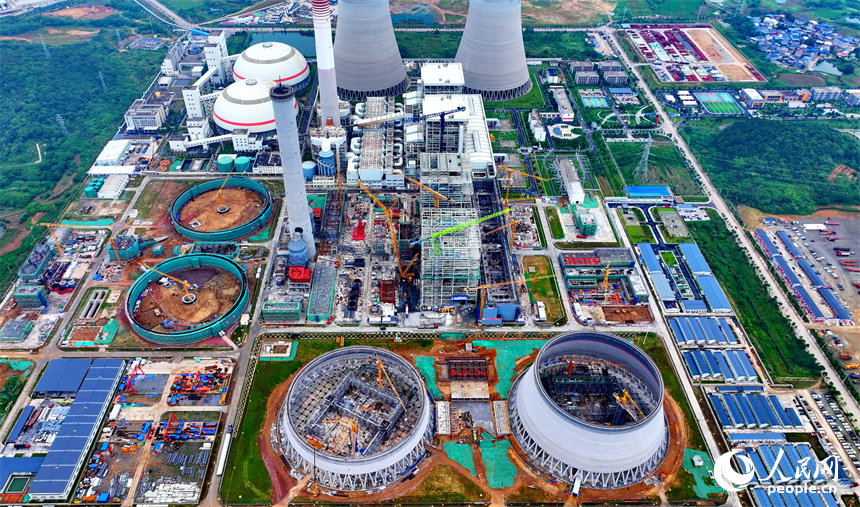 九江市湖口縣高新技術產業園區的一家火力發電廠二期2×1000MW項目建設點施工火熱。人民網 朱海鵬攝
